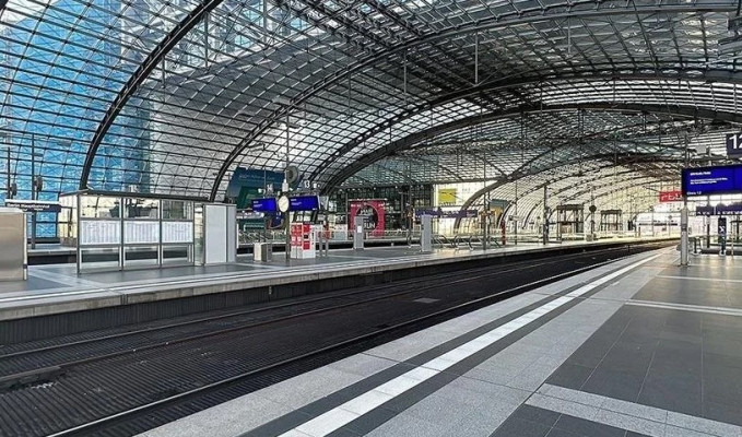Almanya'da demir yolu çalışanlarının grevi son anda iptal edildi