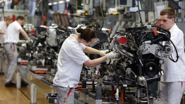 Almanya'da hizmet PMI yükseldi, imalat sanayisi gerildi