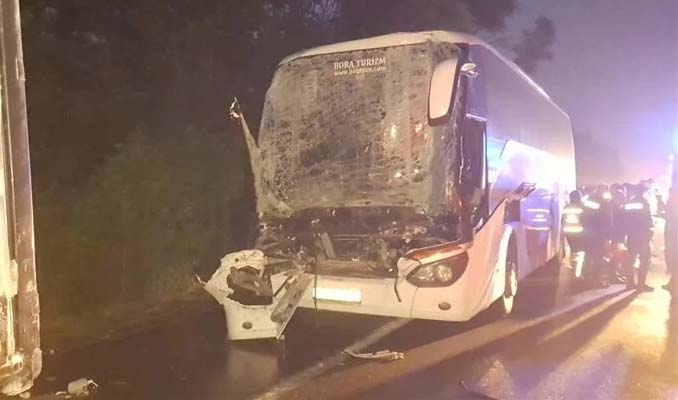 AK Parti seçmenlerini taşıyan otobüs TIR'a çarptı: Çok sayıda yaralı var