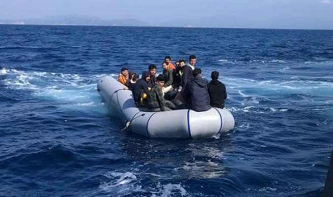 Yunanistan'ın geri ittiği 48 düzensiz göçmen kurtarıldı