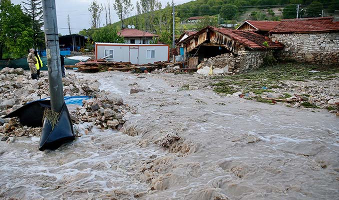Eskişehir'de şiddetli yağış: Sel meydana geldi