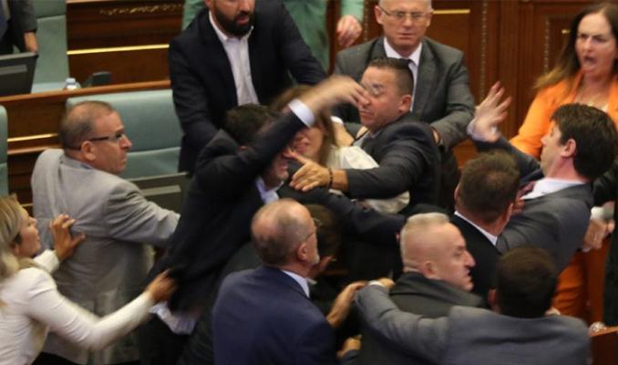 Kosova Meclisi'nde kavga 