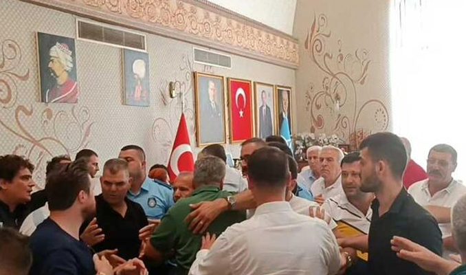Aksu Belediye Başkanı Şahin'in makam odasında yumruklu kavga