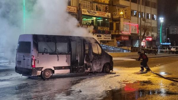 Diyarbakır’da yolcu taşıyan minibüs seyir halindeyken yandı 