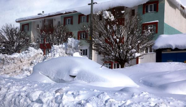 Bitlis'te kar kalınlığı 127 santim: 110 köy yolu kapalı!