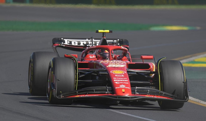 F1 Avustralya Grand Prix'sinin kazananı Carlos Sainz