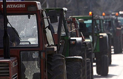 Yunanistan'da çiftçiler çatıştı