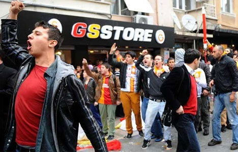 Galatasaraylı taraftarlara çirkin saldırı