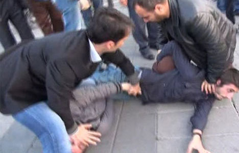 Kadıköy'de AK Parti TIR'ına yumurtalı tepki