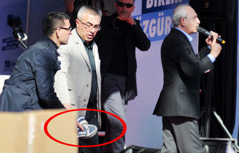 Antep'te Kılıçdaroğlu'na ayakkabı attılar