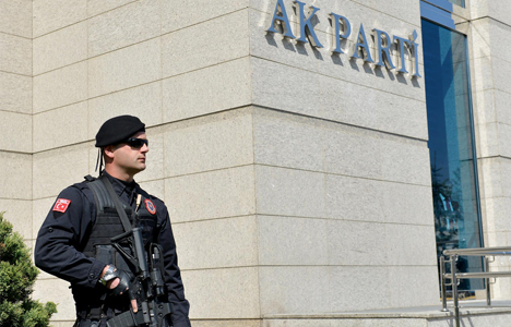 AK Parti binasına silahlı kişiler girdi