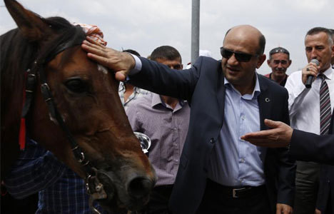 Bakan'a yarış atı hediye edildi