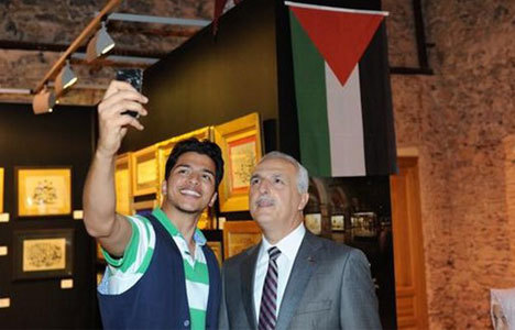 Vali Mutlu'dan Filistin Bayraklı selfie