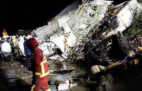 Uçak acil iniş yaptı: 51 ölü