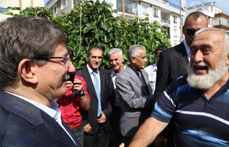 Davutoğlu'na 'başbakan' tezahüratı
