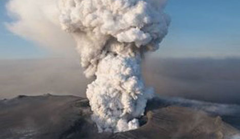 İzlanda'daki yanardağ patladı