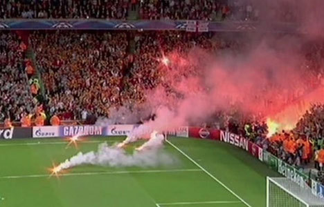 Arsenal-Galatasaray maçında meşale şoku