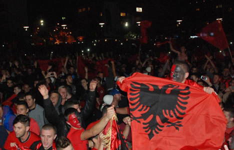 Arnavutluk sokağa döküldü