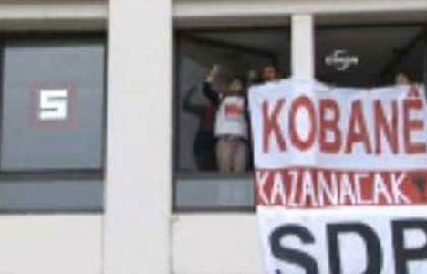 Kobani eylemcileri televizyon bastı