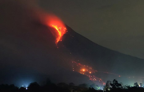 Sinabung Yanardağı'ndan lav akmaya başladı