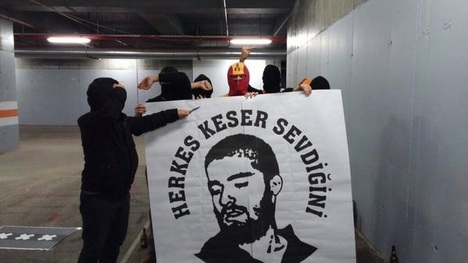 Galatasaraylılar'dan Cem Garipoğlu pankartı