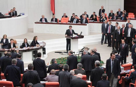 Davutoğlu'nun konuşması Meclis'i karıştırdı