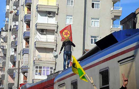 Diyarbakır'da PKK flaması şoku!