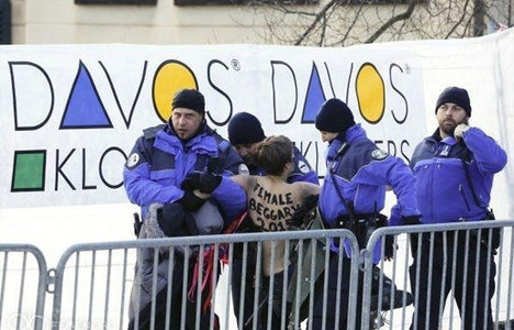 FEMEN Davos'u bastı