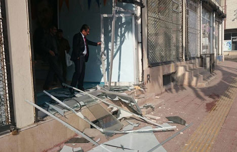 Ak Parti binasına bombalı saldırı
