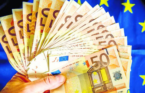 Euro 1.05 doların altına geriledi
