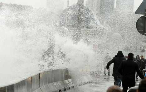 Fırtına İstanbul'u tehdit ediyor