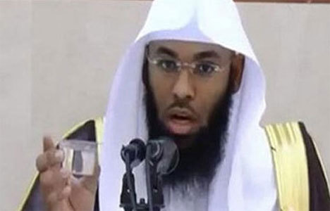 Suudi imam dünyanın dönmediğini ispata kalktı