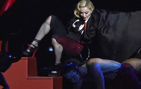 Madonna sahneden düştü!