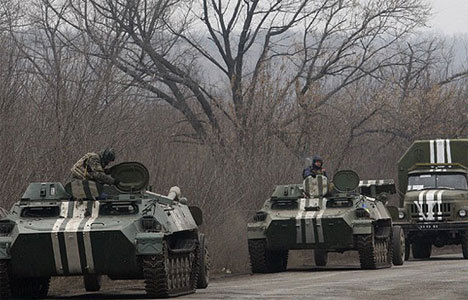 Ukrayna ordusu ağır silahlarını çekiyor