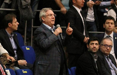 Fenerbahçe-Galatasaray derbisinde ortalık karıştı