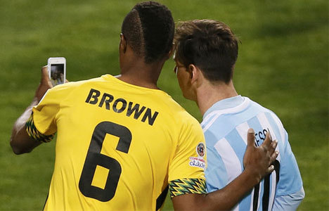 Jamaikalı oyuncu Messi ile sahada selfie çekti