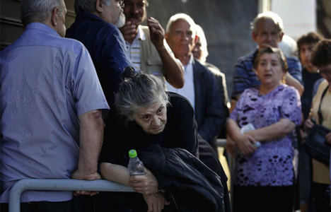 Yunanistan'ı yakan emekli maaşları mı