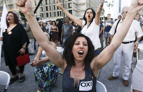 Yunanlar 'Hayır'ı kutluyor