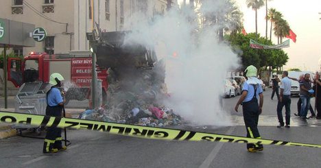 Hatay'da AK Parti binası önünde patlama!