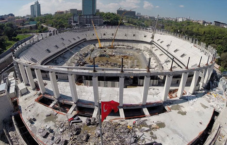 Vodafone Arena'da çatı iskelesi çöktü: 2 yaralı