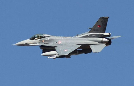 Türk F-16'ları sınırda devriye uçuşunda