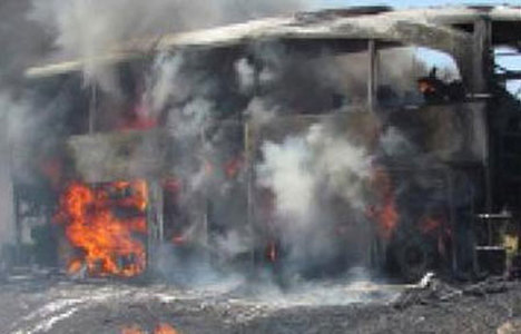 Teröristler yolcu otobüsünü ateşe verdi