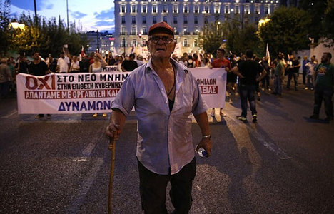 Yunanistan'da kurtarma paketi karşıtı gösteri