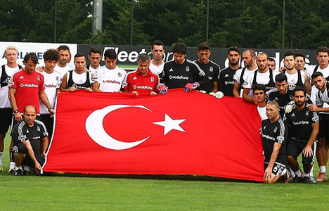 Beşiktaş'tan şehitlere saygı duruşu