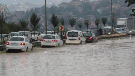 Beykoz’da sel baskını! Çok sayıda araç mahsur