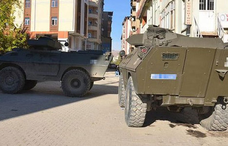 Şemdinli'de bomba yüklü araçla saldırı