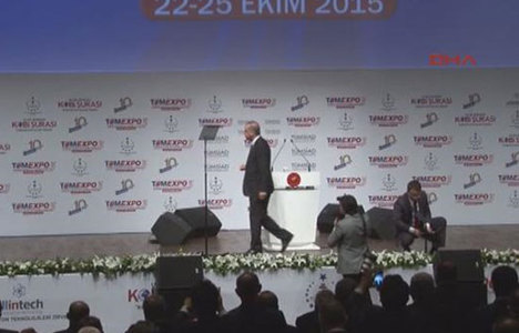 Erdoğan'ı sahneden apar topar indiren telefon!