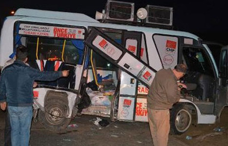 CHP'li kadınları taşıyan minibüse cip çarptı