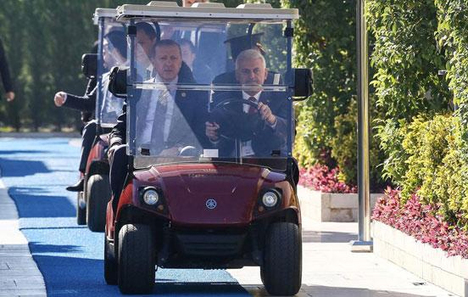 Erdoğan görüşmeye golf arabasıyla geldi