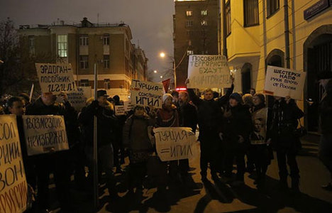 Türkiye’nin Moskova Büyükelçiliği önünde protesto